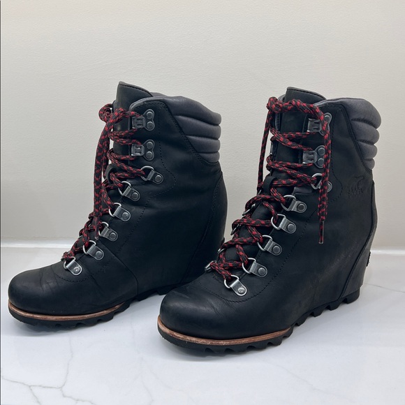 Sorel Conquest Wedge Boots with Red Laces - Picture 5 of 7